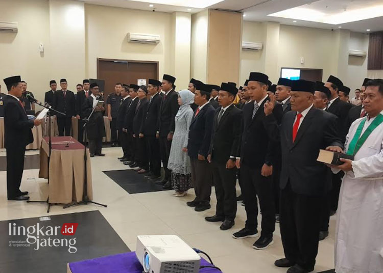 Prosesi pelantikan anggota Panitia Pengawas Pemilu Kecamatan (Panwascam) di Hotel Amantis, Jumat 24 Mei 2024. (M Burhanuddin Aslam/Lingkarjateng.id)