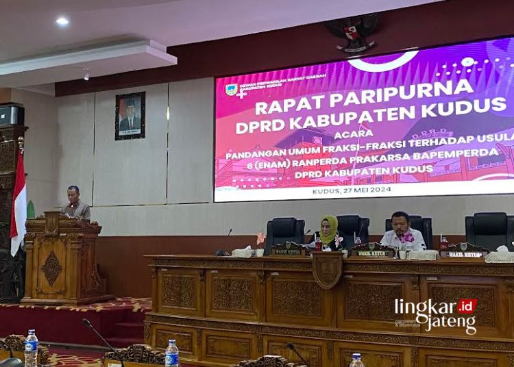 RAPAT: Fraksi DPRD Kudus saat menyampaikan pandangan dan masukan terkait usulan enam ranperda prakarsa dalam Rapat Paripurna DPRD Kabupaten Kudus di Ruang Rapat Paripurna Gedung DPRD Kabupaten Kudus, Senin, 27 Mei 2024. (Nisa Hafizhotus. S/Lingkarjateng.id)