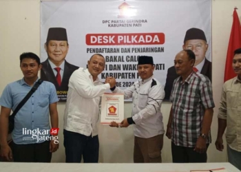 Penyerahan berkas pendaftaran Agus Sunarko sebagai Bakal Calon Bupati (Bacabup) Pati ke Dewan Pimpinan Cabang (DPC) Partai Gerindra setempat pada Selasa, 21 Mei 2024. (Setyo Nugroho/Lingkarjateng.id)