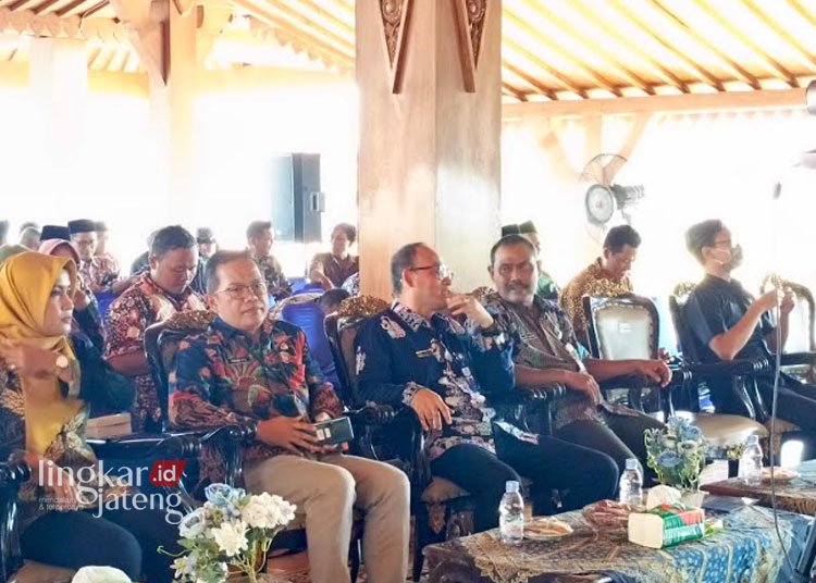 BERBINCANG: Kepala Dinpermades Kabupaten Rembang Slamet Haryanto (depan, kanan) menghadiri “Workshop Evaluasi Pengelolaan Keuangan dan Pembangunan Ekonomi Desa” yang digelar dalam rangka untuk mengawasi penggunaan Dana Desa (DD) di Kecamatan Sidowayah, Kabupaten Rembang, baru-baru ini. (Dok. Dinpermades Rembang/Lingkarjateng.id)