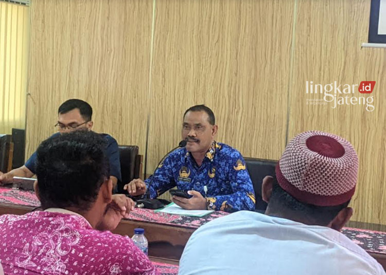 Kepala Dinpermades Kabupaten Rembang Slamet Haryanto tengah memaparkan mengenai program prioritas yang akan menggunakan Dana Desa Tahun 2024, belum lama ini. (Dok. Pribadi/Lingkarjateng.id)