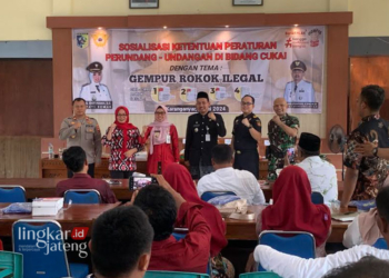 BERSINERGI: Bupati Demak Eisti’anah (tiga dari kiri) saat menghadiri sosialisasi gempur rokok ilegal di Aula Kecamatan Karanganyar, Kamis 2 Mei 2024. (M Burhanuddin Aslam/Lingkarjateng.id)