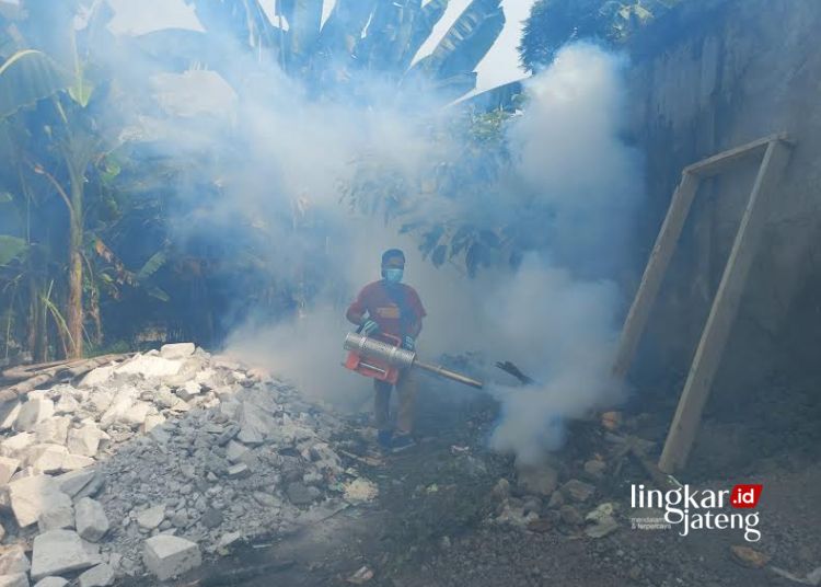 FOGGING: Petugas melakukan fogging di Kelurahan Kalongan, Kecamatan Purwodadi, Kabupaten Grobogan. (Dokumentasi warga Kalongan/Lingkarjateng.id)