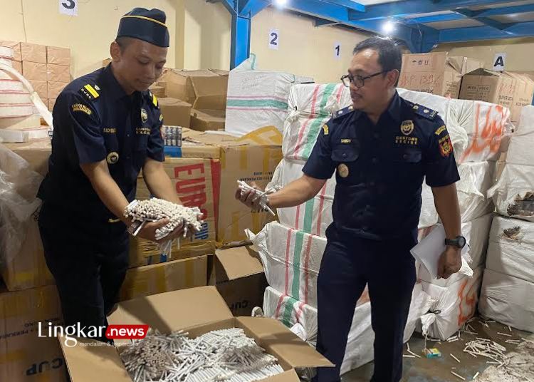 Bea Cukai Kudus Sita 5,7 Juta Batang Rokok Ilegal 25 ILUSTRASI: Petugas Bea Cukai Kudus menunjukkan barang bukti rokok ilegal yang telah diamankan. (Bea Cukai Kudus/Lingkarjateng.id)