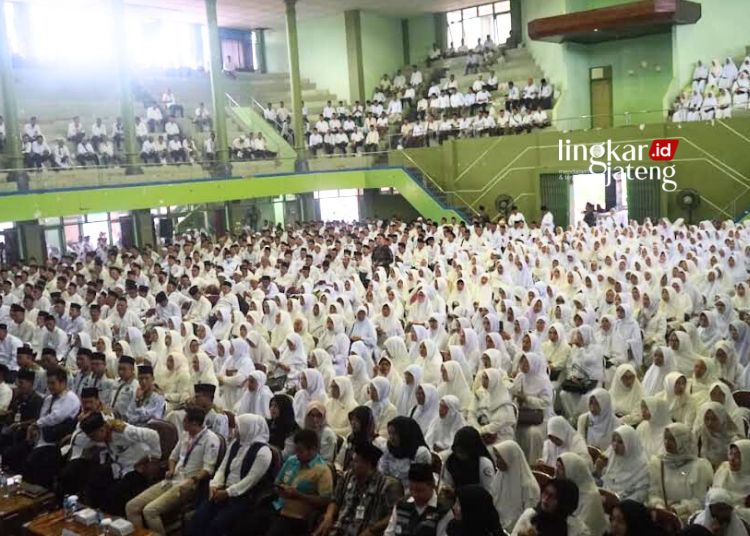 MANASIK: Ribuan calon jemaah haji Kabupaten Jepara menjalani bimbingan manasik haji di Gedung Wanita Jepara pada 23 – 24 April 2024. (Kemenag Jepara/Lingkarjateng.id)