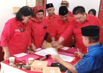 ANTRE: Pengurus Dewan Pimpinan Cabang Partai Demokrasi Indonesia Perjuangan (DPC PDIP) Kota Salatiga meneliti berkas formulir pendaftaran bakal calon wali kota di kantor DPC PDIP Salatiga, Jumat, 10 Mei 2024. (PDIP Salatiga/Lingkarjateng.id)