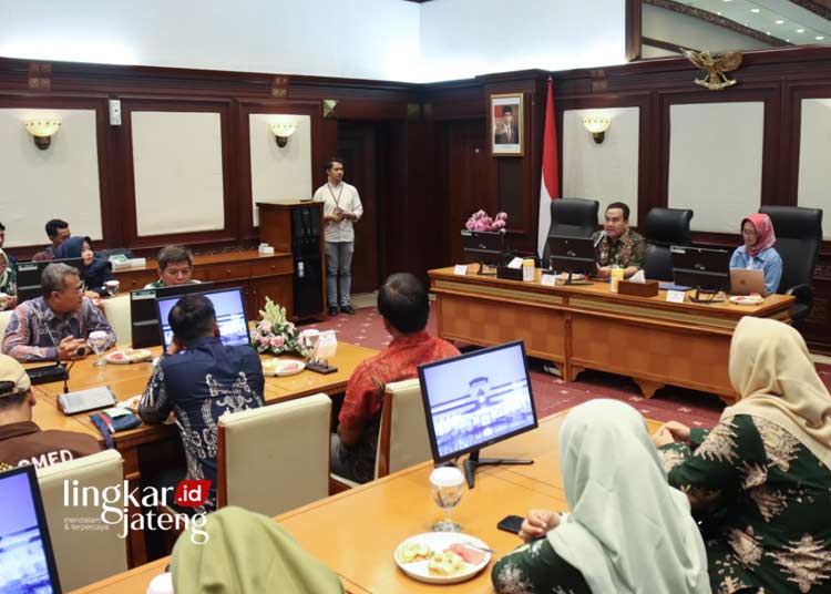 Bupati Blora Ingin OPD Bangun Kinerja Transparan dan Informatif Lewat Medsos 25 STUDI BANDING: Bupati Blora, Arief Rohman, ikut hadir dalam studi tiru pengelolaan media sosial dan kehumasan di ruang Papandayan Sekretariat Daerah Provinsi Jawa Barat pada Rabu, 8 Mei 2024. (Prokompim Blora/Lingkarjateng.id)