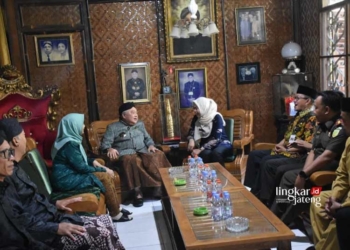 Suasana kegiatan Pisowanan Bupati Demak bersama pejabat lainnya di Pendopo Kasepuhan Sasono Renggo, Rabu (22/5). (M Burhanuddin Aslam/Lingkarjateng.id)