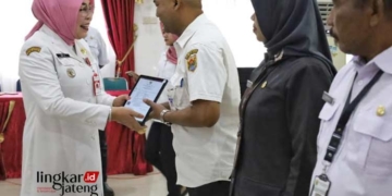 Bupati Grobogan Sri Sumarni menyerahkan SK kenaikan pangkat kepada PNS di lingkungan pemerintah kabupaten setempat yang di gelar di gedung Riptaloka Setda Grobogan pada Rabu, 29 Mei 2024. (Eko Wicaksono/Lingkarjateng.id)
