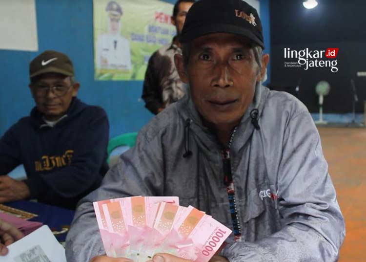 GEMBIRA: Tarmian, petani tembakau asal Desa Curugmuncar, Kecamatan Petungkriyono, menerima BLT dana cukai dari Pemkab Pekalongan pada Selasa, 14 Mei 2024. (Fahri Akbar/Lingkarjateng.id)