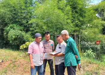 Capai Target IKLH, DLH Kendal Haruskan Pengembang Perumahan Sediakan RTH 29 Kepala DLH Kendal, Aris Irwanto didampingi oleh para staf Perumahan Taman Khayangan Boja, meninjau RTH Publik di perumahan Taman Khayangan, Selasa 14 Mei 2024. (Arvian Maulana/Lingkarjateng.id)