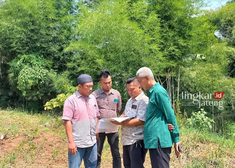 Kepala DLH Kendal, Aris Irwanto didampingi oleh para staf Perumahan Taman Khayangan Boja, meninjau RTH Publik di perumahan Taman Khayangan, Selasa 14 Mei 2024. (Arvian Maulana/Lingkarjateng.id)