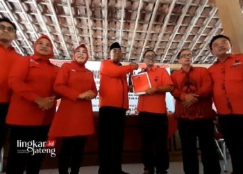 BERSINERGI: Kandidat bakal calon bupati Grobogan menyerahkan berkas pendaftaran ke DPC PDIP Grobogan pada Senin, 13 Mei 2024. (Eko Wicaksono/Lingkarjateng.id)