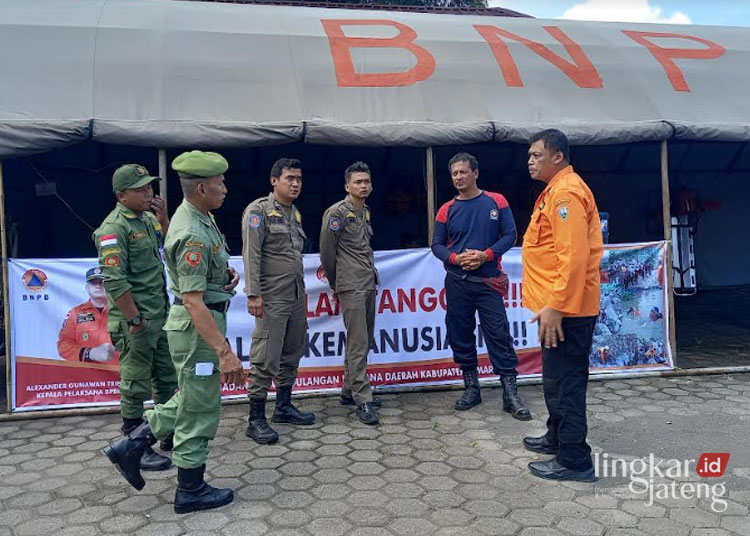 ANTISIPASI BENCANA: Kepala BPBD Kabupaten Semarang, Alexander Gunawan Tribiantoro (baju orange) saat melakukan koordinasi dengan relawan dan petugas dari instansi terkait lainnya di Posko Terpadu Kabupaten Semarang, yang ada di Kecamatan Bawen. (Dok Hesty Imaniar/Lingkarjateng.id)