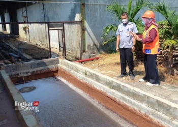 Salah seorang staff DLH Kendal nampak sedang melakukan pengecekan di pengelolaan limbah perusahaan. (Arvian Maulana/Lingkarjateng.id)