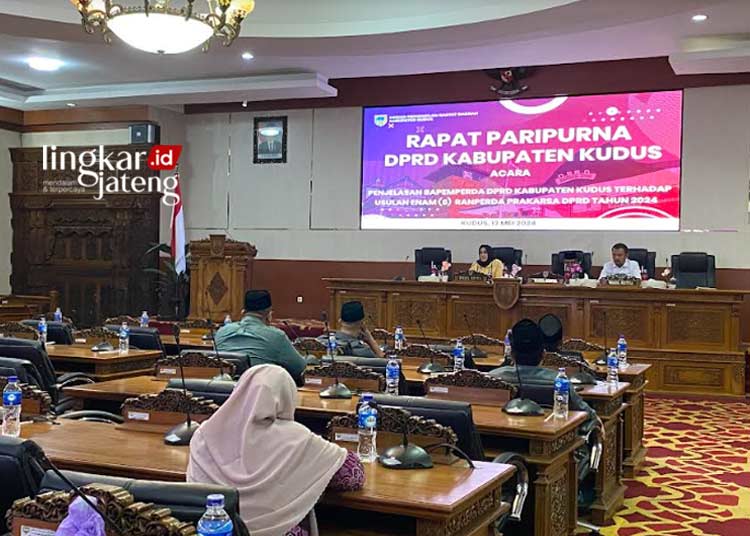 TERTIB: Kegiatan Rapat Paripurna DPRD Kabupaten Kudus dengan agenda Penjelasan Umum Bapemperda atas usul enam Ranperda prakarsa pada Senin, 13 Mei 2024. (Nisa Hafizhotus S./Lingkarjateng.id