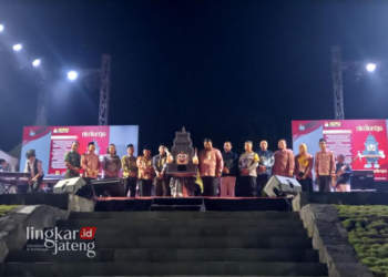 KPU Kabupaten Semarang bersama Bupati Semarang, Ngesti Nugraha dan Wakil Bupati Semarang, H Basari beserta jajaran Forkompimda Kabupaten Semarang dan KPU Jawa Tengah resmi meluncurkan maskot dan jingle Pilbup 2024 Kabupaten Semarang di pelataran Candi Gedong Songo, Bandungan, Kabupaten Semarang, Selasa 30 April 2024. (Hesty Imaniar/Lingkarjateng.id)