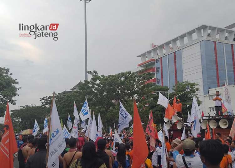 Demo Buruh di depan Kantor Gubernur Jawa Tengah