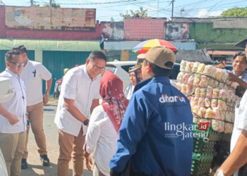 Ketua DPD Partai Gerindra Jawa Tengah sekaligus calon Gubernur Jateng, Sudaryono saat berdialog dengan salah satu pedagang Pasar Kota Rembang, Rabu 29 Mei 2024. (Vicky Rio/Lingkarjateng.id)