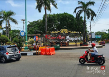WAJAH KOTA: Sejumlah pengendara melintas di depan landmark Alun-Alun I Jepara. (Tomi Budianto/Lingkarjateng.id)