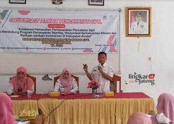 Disdukcapil Kendal Terus Jaring Kolaborasi untuk Permudah Administrasi Kependudukan 32 Pemaparan materi oleh Kepala Dinas Kesehatan Kendal, Abidin. (Arvian Maulana/Lingkarjateng.id)