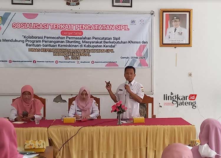 Disdukcapil Kendal Terus Jaring Kolaborasi untuk Permudah Administrasi Kependudukan 25 Pemaparan materi oleh Kepala Dinas Kesehatan Kendal, Abidin. (Arvian Maulana/Lingkarjateng.id)