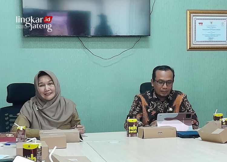 DISKUSI: Kepala Dinas Komunikasi dan Informatika (Diskominfo) Grobogan, Mudakir Walad (kanan), bersama Sekretaris Diskominfo Kabupaten Malang, Rini Nurhayati, membahas peraturan kerja sama media pers di Kantor Diskominfo Kabupaten Malang pada Selasa, 21 Mei 2024. (Diskominfo Grobogan/Lingkarjateng.id)