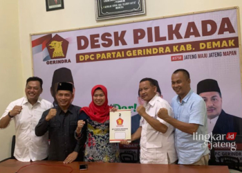 SERIUS: Bupati Demak Eisti’anah saat mengambil formulir pendaftaran bakal calon bupati di DPC Partai Gerindra Demak, Rabu malam 15 Mei 2024. (M Burhanuddin Aslam/Lingkarjateng.id)