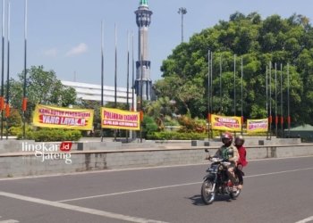 PROTES: Sejumlah spanduk berisi aspirasi pedagang kaki lima tampak dipasang di kawasan Alun-Alun Pati, Senin, 27 Mei 2024. (Arif Febriyanto/Lingkarjateng.id)