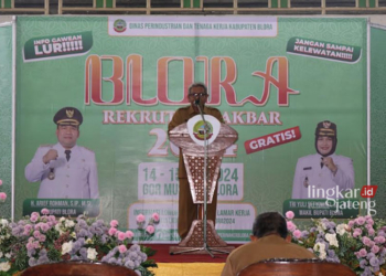 SAMBUTAN: Kepala Dinperinnaker Kabupaten Blora Endro Budi Darmawan menyampaikan arahan dalam event bursa kerja (job fair) 2024 di GOR Mustika Blora, Selasa 14 Mei 2024. (Dok. Pribadi/Lingkarjateng.id)