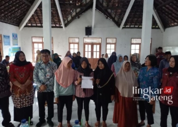 SIMBOLIS : Pembacaan ikrar graduasi oleh para KPM yang dengan ikhlas bersebdia mengundurkan diri dari PKH yang berlangsung di di Aula Balai Desa Damarjati, Selasa 7 Mei 2024. (Arvian Maulana/Lingkarjateng.id)