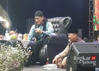 BERKUMPUL: Ribuan jamaah tumpah ruah memadati lapangan Desa Ngagel, Kecamatan Dukuhseti Pati dalam menyambut Haul Mbah Surgi Suro Wencono, Selasa 7 Mei 2024. (Nailin RA/Lingkarjateng.id)