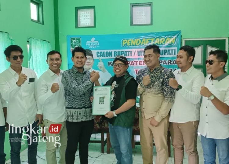 SIMBOLIS: Ketua BPC Hipmi Jepara Zaenal Afrody saat mengembalikan berkas pendaftaran bakal calon Bacawabup di di DPC Partai Kebangkitan Bangsa (PKB) Jepara, Kamis 9 Mei 2024. (Tomi Budianto/Lingkarjateng.id)