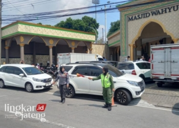 Srikandi Linmas Kabupaten Semarang Bantu Pengamanan Sholat Jumat, Jamaah Senang Tenang selama Ibadah 29 Srikandi Linmas Kabupaten Semarang saat menyebrangkan jamaah sholat Jumat di Masjid Wahyu Langensari yang ada di Jalan Soekarno-Hatta (Semarang-Jogja) Langensari, Kecamatan Ungaran Barat. (Hesty Imaniar/Lingkarjateng.id)