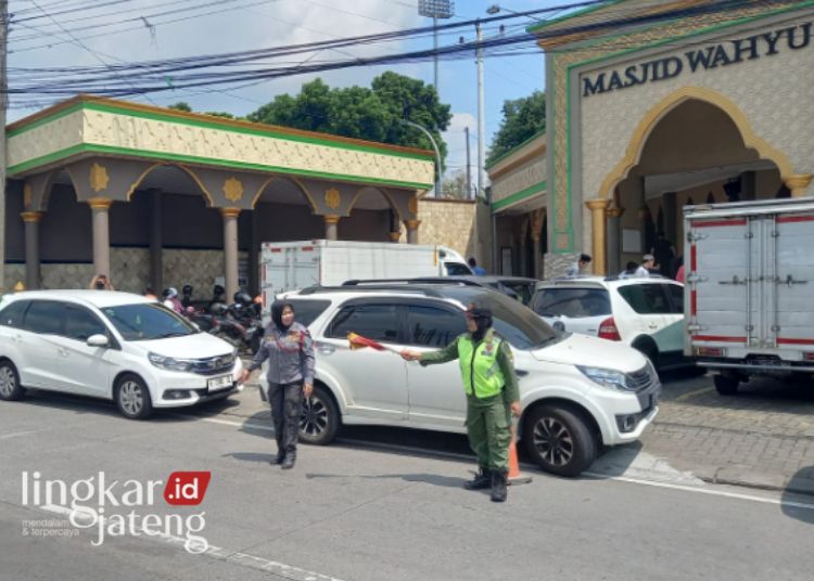 Srikandi Linmas Kabupaten Semarang saat menyebrangkan jamaah sholat Jumat di Masjid Wahyu Langensari yang ada di Jalan Soekarno-Hatta (Semarang-Jogja) Langensari, Kecamatan Ungaran Barat. (Hesty Imaniar/Lingkarjateng.id)