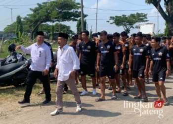 PENUH SEMANGAT: Edi Sayudi dikawal puluhan pemain sepak bola saat mendatangi Kantor DPC Gerindra untuk mengambil formulir pendaftaran, Jumat 10 Mei 2024. (M Burhanuddin Aslam/Lingkarjateng.id)
