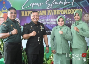 Lepas Sambut, Letkol Inf Andy Soelistyo Resmi Jabat Kepala Penerangan Kodam IV/Diponegoro 30 Letkol Inf Andy Soelistyo resmi menjabat sebagai Kepala Penerangan Kodam (Kapendam) baru menggantikan Kolonel Inf Richard Harison yang dirotasi menjadi Kabagdik Pusdikif Pussenif, Kamis 2 April 2024. (Dok. Lingkarjateng.id)