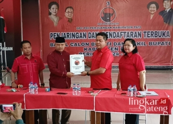 Balon Bupati Pati Agus Sunarko saat mendaftarkan diri ke DPC PDIP setempat pada Sabtu, 18 Mei 2024. (Nailin RA/Lingkarjateng.id)