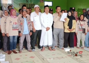 DEKLARASI: Gus Imam Susanto bersama Tani Merdeka Kecamatan Sawangan, Kabupaten Magelang, Jawa Tengah mendeklarasikan dukungan kepada Ketua DPD Partai Gerindra Jawa Tengah, Sudaryono, untuk maju Pilgub Jateng, Jumat, 10 Mei 2024. (Gerindra Jateng/Lingkarjateng.id)