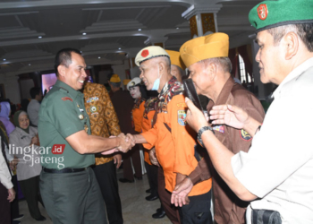 Pangdam IV/Diponegoro Mayjen TNI Deddy Suryadi menghadiri acara Halal Bihalal Idul Fitri Purnawirawan dan Warakawuri TNI Polri Provinsi Jawa Tengah yang diadakan di Wisma Perdamaian, Semarang pada Selasa 14 Mei 2024. (Dok. Pendam IV/Diponegoro/Lingkarjateng.id)