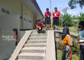 BERKELOMPOK: Salah satu regu yang ikut lomba numerasi tengah mengukur kemiringan tangga, kemarin. (Rizky Syahrul Al-Fath/Lingkarjateng.id)