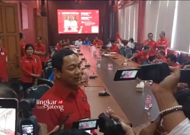 Hendrar Prihadi atau Hendi resmi mendaftar sebagai bakal calon Gubernur Jateng lewat PDIP pada Kamis, 30 Mei 2024. (Rizky Syahrul Al-Fath/Lingkarjateng.id)