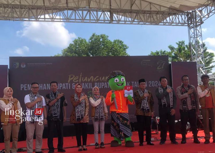 BERKENALAN: Maskot Pilkada Demak 2024 Brayo foto bersama dengnan Ketua KPU, Bupati Demak, dan pejabat lain usai peluncurannya, belum lama ini. (M Burhanuddin Aslam/Lingkarjateng.id)