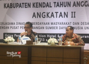 Kepala Inspektur Daerah Kabupaten Kendal memberikan arahan kepada Ketua BPD se-Kabupaten Kendal pada Rabu, 15 Mei 2024. (Arvian Maulana/Lingkarjateng.id)