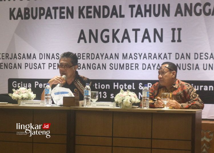 Kepala Inspektur Daerah Kabupaten Kendal memberikan arahan kepada Ketua BPD se-Kabupaten Kendal pada Rabu, 15 Mei 2024. (Arvian Maulana/Lingkarjateng.id)