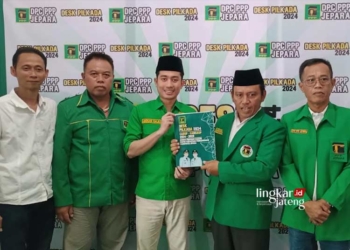 AMBIL FORMULIR: Jadug Trimulyo Ainul Amri saat mengambil formulir pendaftaran bacabup di PPP. (Tomi Budianto/Lingkarjateng.id)
