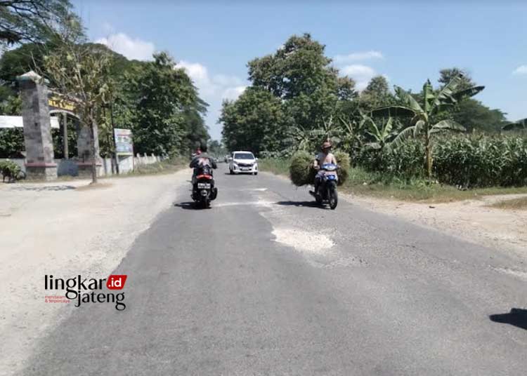 Foto: 3 titik Jalan Alternatif Randublatung-Cepu milik Propinsi Jawa Tengah kembali rusak (Hanafi/Lingkarjateng.id)