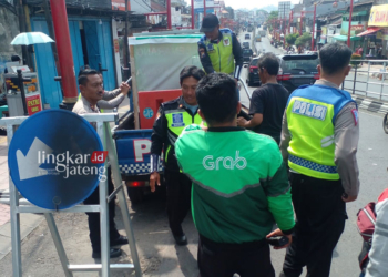 Jalan Jenderal Sudirman Ambarawa bakal Diberlakukan SSA Permanen, Tinggal Tunggu Rekomendasi PUPR 28 DITERAPKAN: Penerapan Sistem Satu Arah (SSA) yang diterapkan di Jalan Jenderal Sudirman, Ambarawa atau tepatnya di depan Pasar Projo, Ambarawa sudah dinormalkan kembali menjadi dua arah pada Kamis 2 Mei 2024 tepatnya pukul 10.00 WIB oleh jajaran Satlantas Polres Semarang bersama Pemkab Semarang yang terlibat dalam hal ini. (Hesty Imaniar/Lingkarjateng.id)
