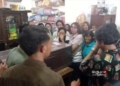 SUASANA HARU: Isak tangis keluarga saat jenazah Kapten Pulu Darmawan pilot pesawat latih PK-IFP tiba di rumah duka di Dusun Jetak, Desa Duren, Kecamatan Bandungan, Kabupaten Semarang, Senin (20/5) jam 14.52 WIB. (Hesty Imaniar/Lingkarjateng.id)