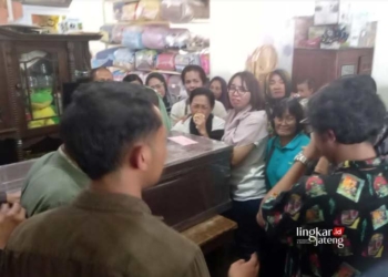 SUASANA HARU: Isak tangis keluarga saat jenazah Kapten Pulu Darmawan pilot pesawat latih PK-IFP tiba di rumah duka di Dusun Jetak, Desa Duren, Kecamatan Bandungan, Kabupaten Semarang, Senin (20/5) jam 14.52 WIB. (Hesty Imaniar/Lingkarjateng.id)